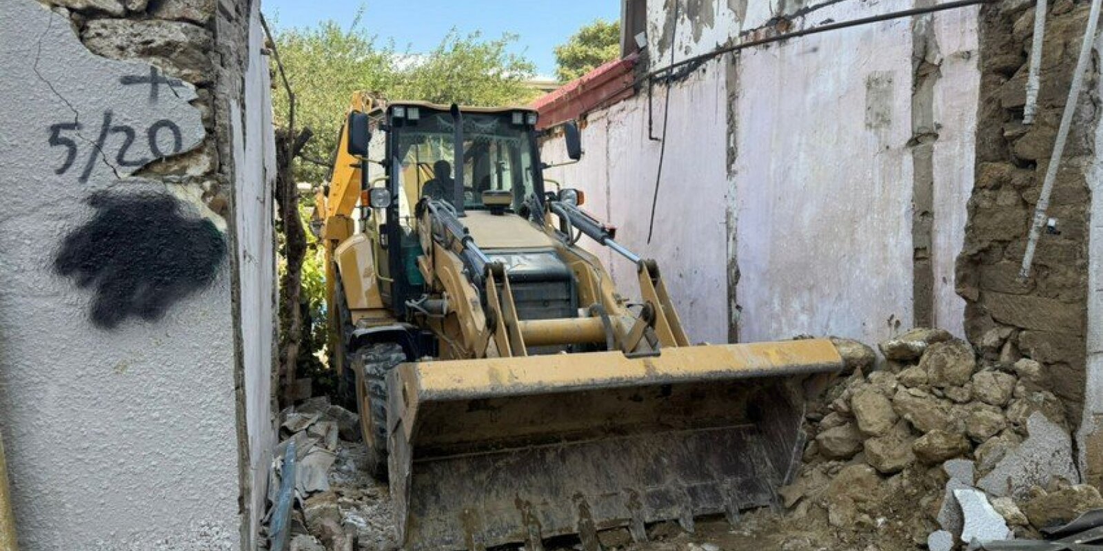 “Sovetski”də qəzalı binaların söküntüsünə başlanılıb